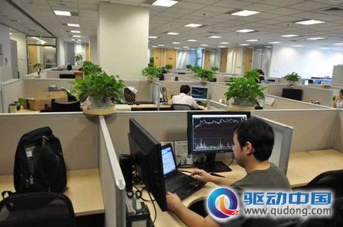　解决金融行业最优预案华硕三屏输出试用成功 