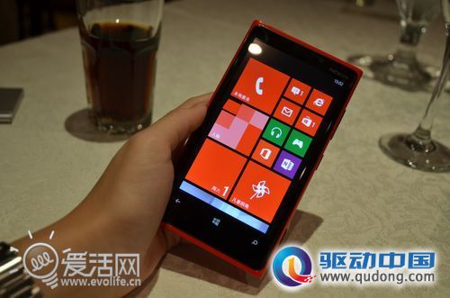 Lumia 920、Lumia 820
