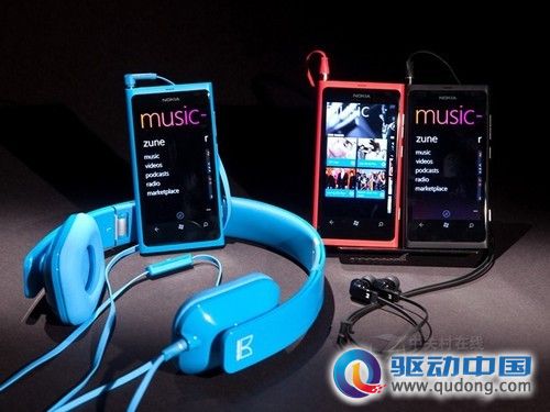 诺基亚 800 多彩色 外观图