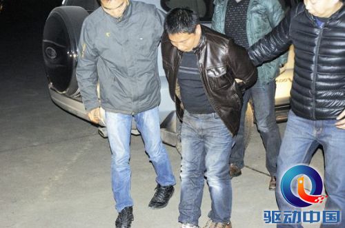 图为：凶手被民警押回宜昌