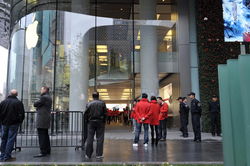 iPhone 5大陆发售直击:货源充足 黄牛不见踪影