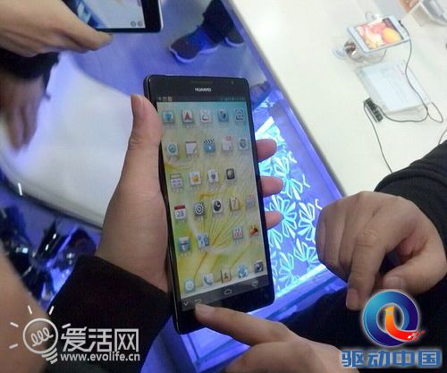 姚明专用 余承东携华为6.1英寸Ascend Mate真机现身