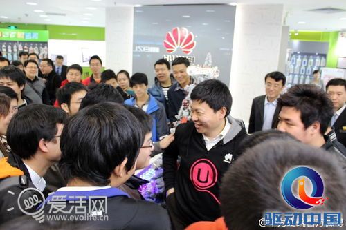姚明专用 余承东携华为6.1英寸Ascend Mate真机现身