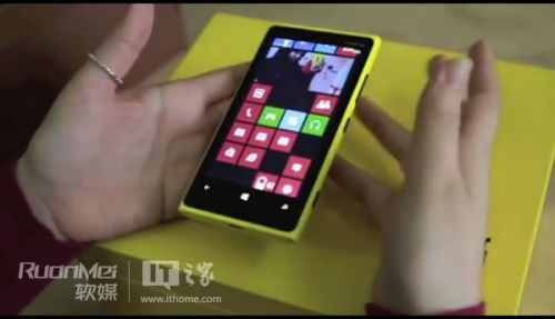 黄金闪闪,特别版诺基亚lumia920开箱视频_新