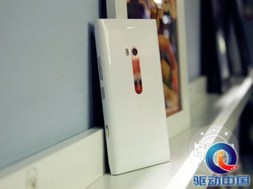 诺基亚Lumia 900背面图片