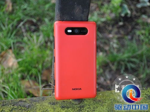 诺基亚Lumia 820背面图片