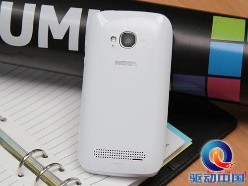 诺基亚Lumia 710背面图片