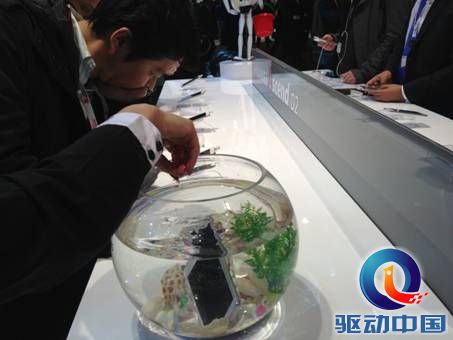 说明: C:\Users\Administrator\Desktop\3图新\全球性能最强的手机——华为Ascend D2在现场展示其出色的防水性能2.JPG