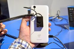 老大哥不容忽视 中兴展出英特尔处理器手机“Geek”