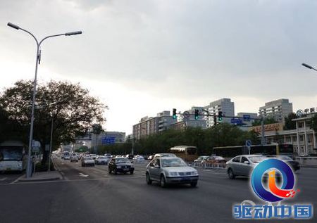 移动的汽车,即使用防抖相机拍摄,我们也很难拍出它清晰的轮廓