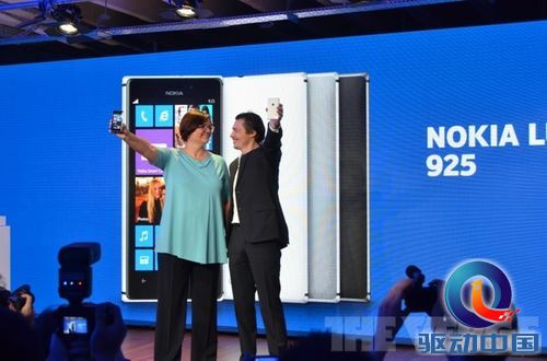 换壳完毕 诺基亚新旗舰Lumia 925正式发布