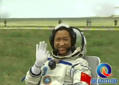 神舟十号返回地面 返回舱成功着陆【高清】