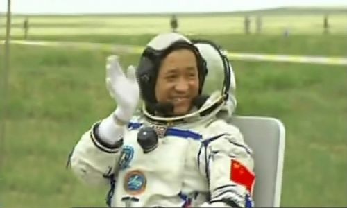 神舟十号返回地面 返回舱成功着陆【高清】