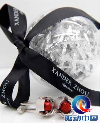 说明: Xander Zhou设计的限量版小红点袖扣.jpg