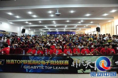 比赛尚未开始,过道已经挤满了观众