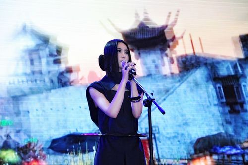 图1：尚雯婕现场演唱画皮世界主题曲《画出我世界》