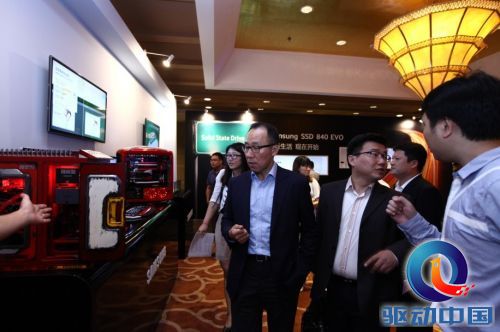 图6:金彦洙常务参观产品体验区