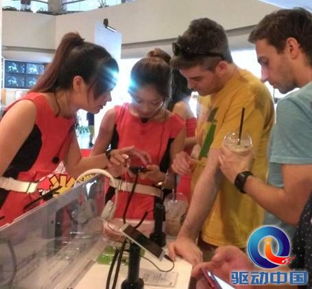 绝对大腕!HTC二维码遭疯狂围拍