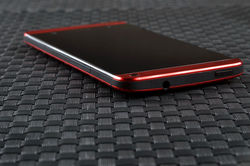 绯红保障回头率 HTC One魅夜红版图赏