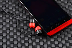 绯红保障回头率 HTC One魅夜红版图赏