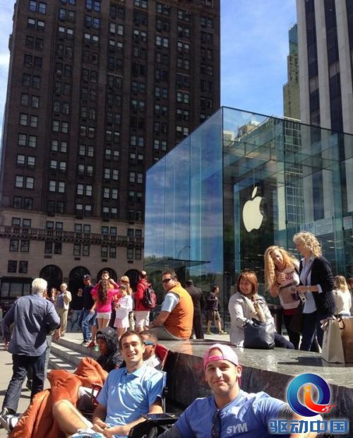 美国果粉最痴狂 已开始排队等买新iPhone