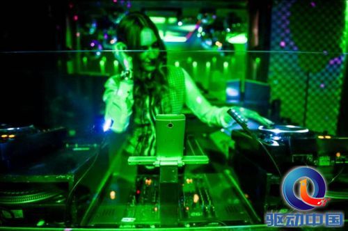 说: C:\Users\ethan_qian\Desktop\M7\Images\Hi-Res\MAL_6939Mid-res.jpg