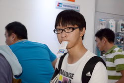 魅族MX3正式上市销售 粉丝提前一天排队购机