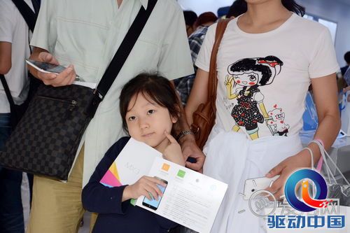 魅族MX3正式上市销售 粉丝提前一天排队购机