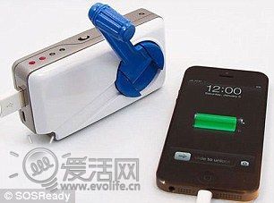 老外研发手捏充电器 动动手就可以为你的iPhone充电