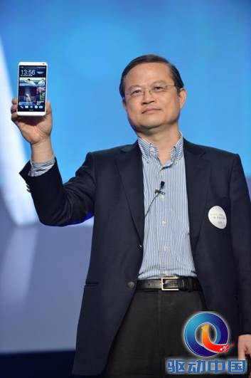 说明: C:\Users\Thinkpad\Desktop\10.15HTC One Max发布会\发布会现场图\5. HTC中国区总裁兼北亚区总经理董俊良先生发布HTC首款大屏4G LTE智能手机HTC One max.JPG