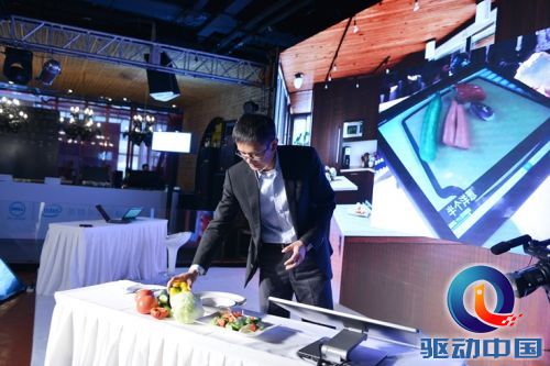 戴尔大中华区消费及中小企业事业部产品总监林浩用AIO演示