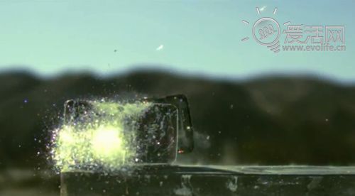 LG G Flex暴力破坏实验：究竟能折弯成什么样