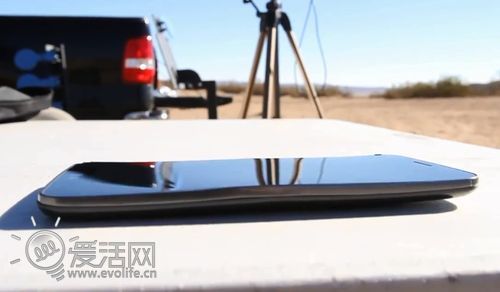 LG G Flex暴力破坏实验：究竟能折弯成什么样