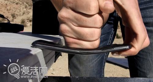 LG G Flex暴力破坏实验：究竟能折弯成什么样