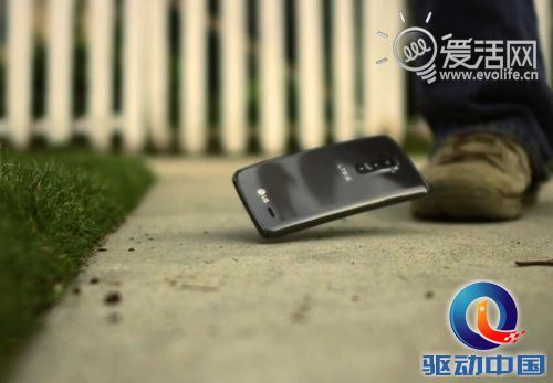 LG G Flex暴力破坏实验：究竟能折弯成什么样