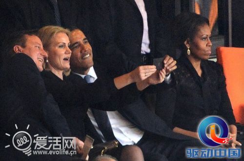 奥巴马在曼德拉追悼会上用黑莓Z10玩自拍