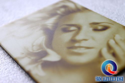 用多元材料的任意分布打印技术制作的彩色磁砖样品