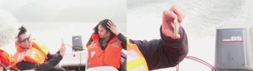 说明: F:\工作\趋势新洲\The Gadget Show\节目视频、图片\《一键启动》第四集视频截图\【12月27日稿件】另类测试,GalaxyNote3单挑Iphone5s(配图)\图2:主持人与美女模特在快艇上进行手机“握持操作”测试.jpg