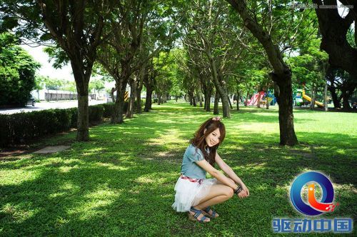 Photoshop调出夏季树下美女绚丽紫色效果,PS教程,思缘教程网