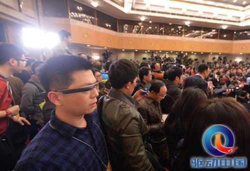 记者佩戴“采访神器”亮相两会