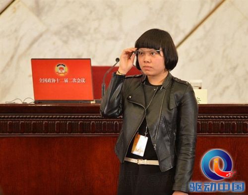 记者佩戴“采访神器”亮相两会
