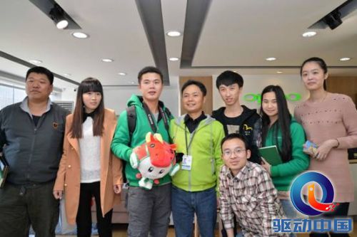 说明: E:\2013黄文雅个人工作\Find7\新闻稿件\热情OPPO粉丝与陈明永合影.jpg
