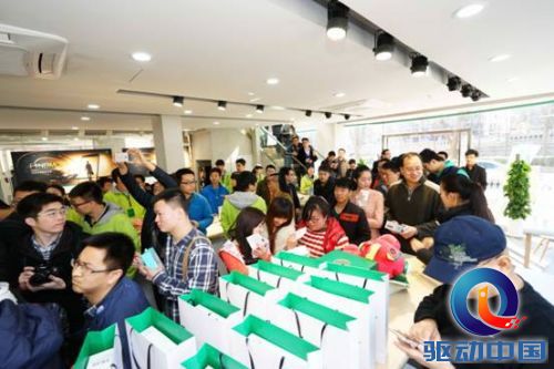说明: E:\2013黄文雅个人工作\Find7\新闻稿件\排队等待购买OPPO+Find+7的用户.jpg