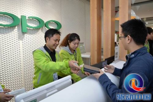 说明: E:\2013黄文雅个人工作\Find7\新闻稿件\CEO陈明永亲自坐镇 OPPO Find 7轻装版全国首销\OPPO+CEO陈明永当起0号店员.jpg