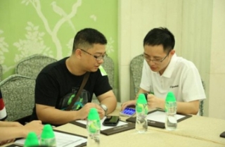 酷派工作人员与用户积极深入探讨酷派S6手机的功能、外观及相关设计需求，试图持续优化产品体验，为消费者提供更为智能便捷的产品。