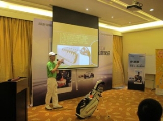 活动还特邀了中信山语湖高尔夫俱乐部金牌培训经理廖先生为大家讲解高尔夫运动溯源及相关技巧要领。