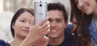 联通营业厅及华盛门店购买HTC One (M8) 赠送智能立显保护套等礼品