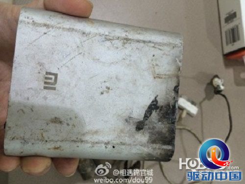 米粉惊呆了小米官网的移动电源充电爆炸！