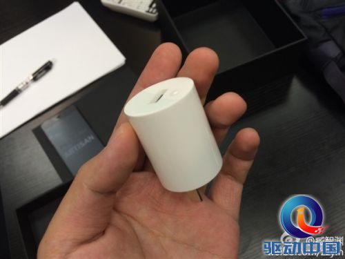 锤子手机真机图赏:质感很像iPhone 4