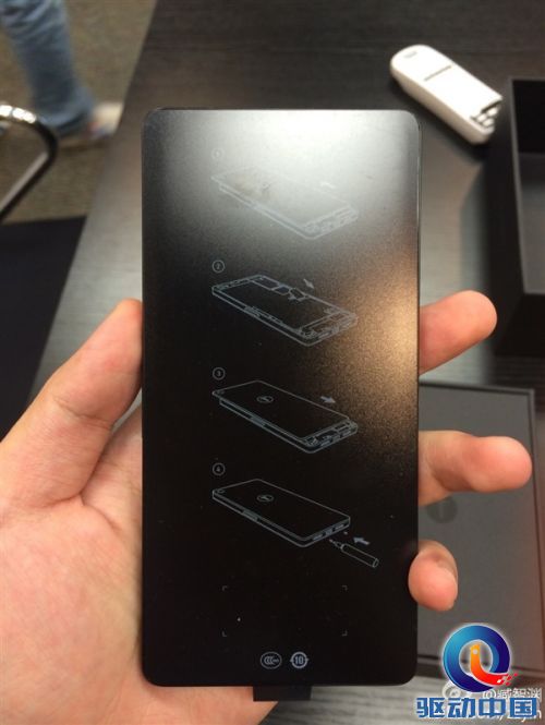 锤子手机真机图赏:质感很像iPhone 4